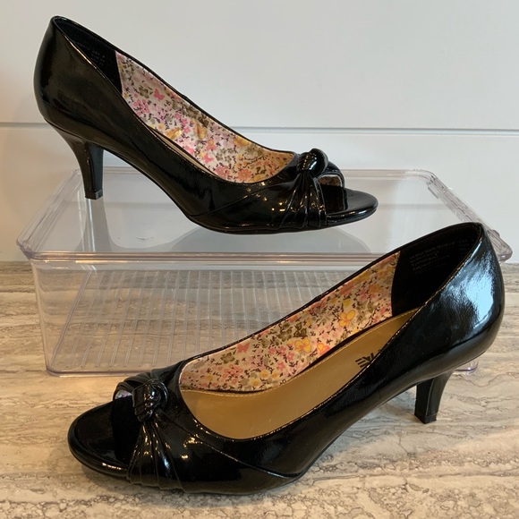 American Eagle Open Toe Patent Leather Heels Size 8 - Picture 2 of 5
